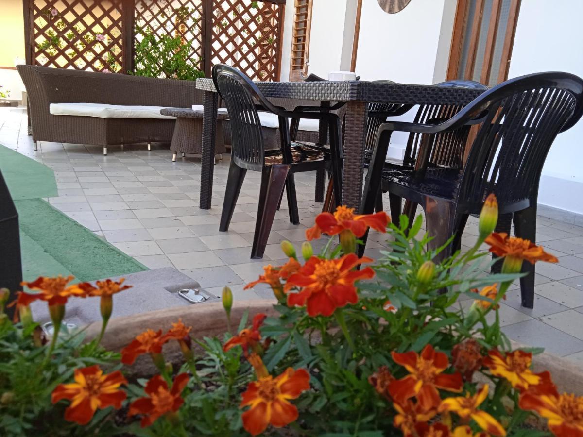 Guest House Oleandro Santa Maria Navarrese Exteriér fotografie