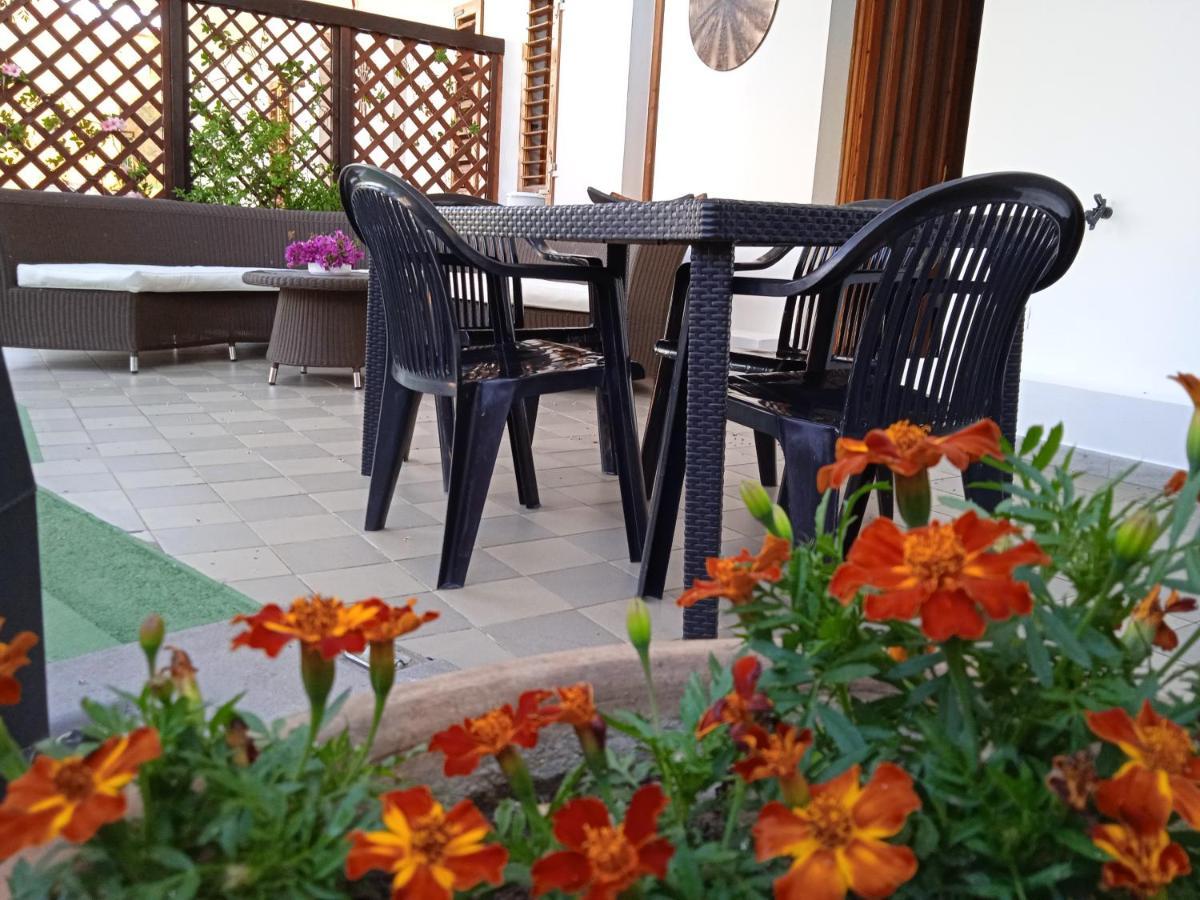 Guest House Oleandro Santa Maria Navarrese Exteriér fotografie